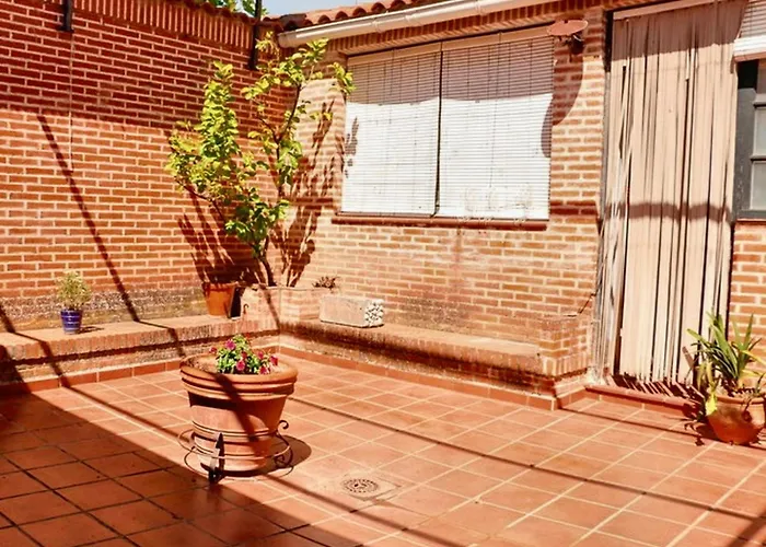 Prázdninový dům Charming House In With Terrace And Fireplace Castilblanco